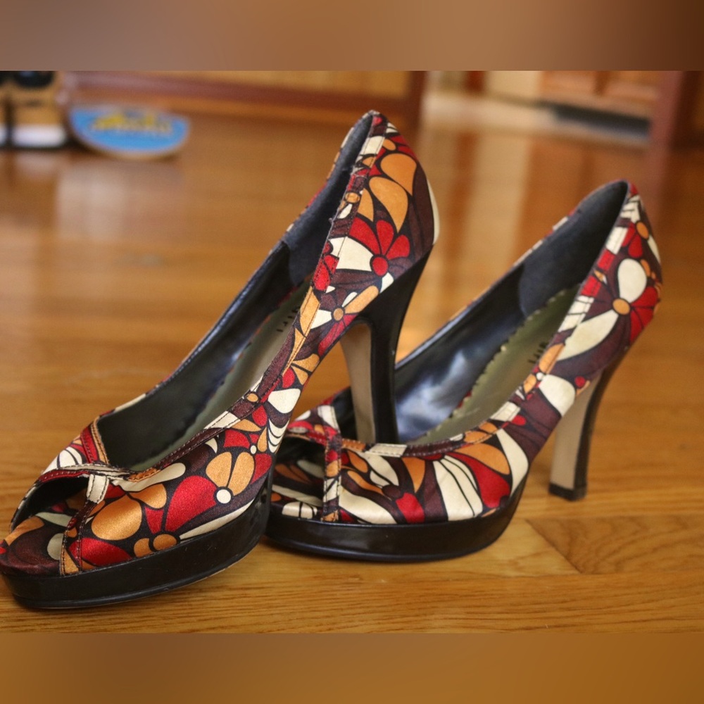 Madden girl brown with red and orange yellow foral detailing size 7.5 in womens